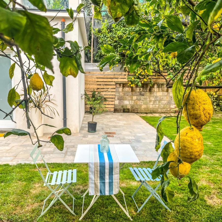 Flavia'S Lemons Bed & Breakfast Sorrento Bagian luar foto