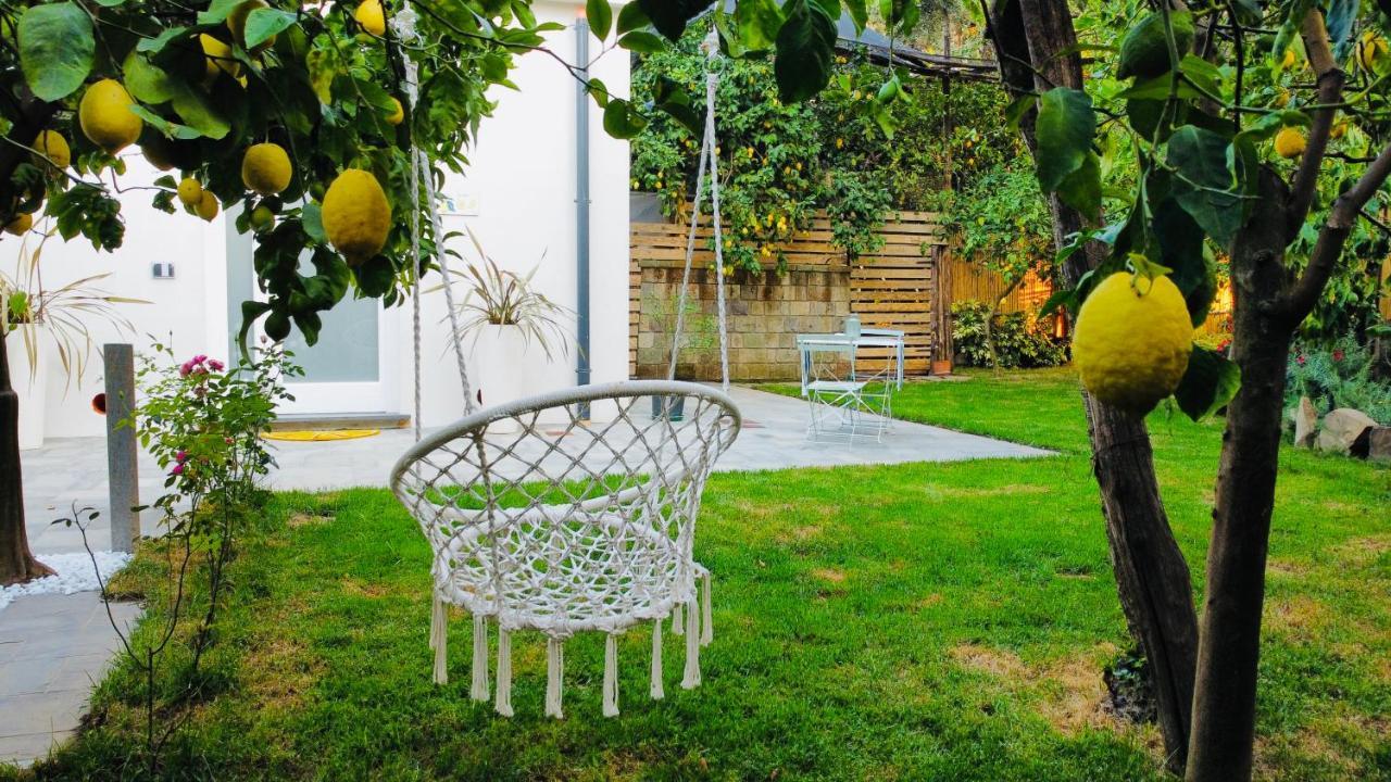 Flavia'S Lemons Bed & Breakfast Sorrento Bagian luar foto