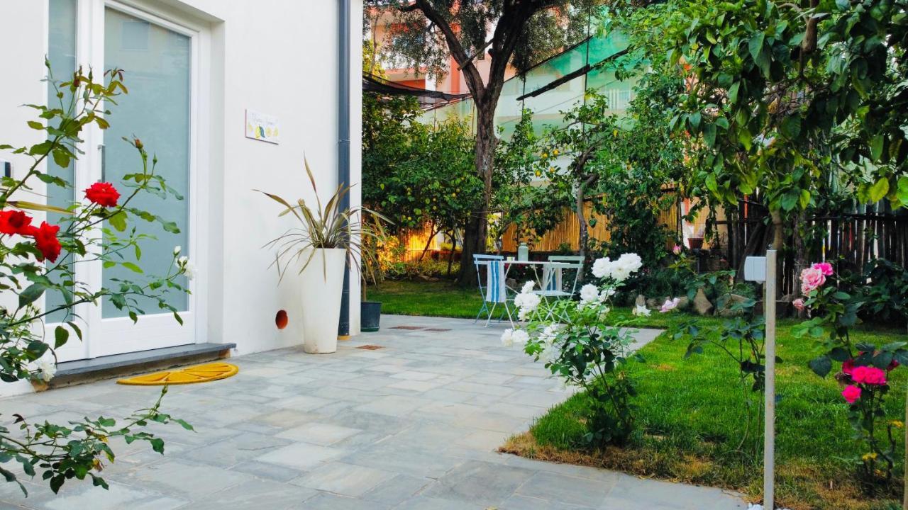 Flavia'S Lemons Bed & Breakfast Sorrento Bagian luar foto